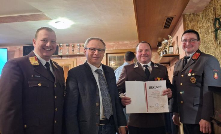 Josef Gerstmayr (3. v. l.) bekam die Bezirksmedaille II. Stufe (Foto: FF Hörbach/Gerold Bruckner)