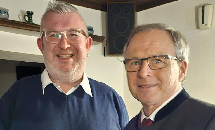 Bezirksparteiobmann Wolfgang Klinger (r.) gratuliert Harald Frauscher (Foto: FPÖ EF/GR)