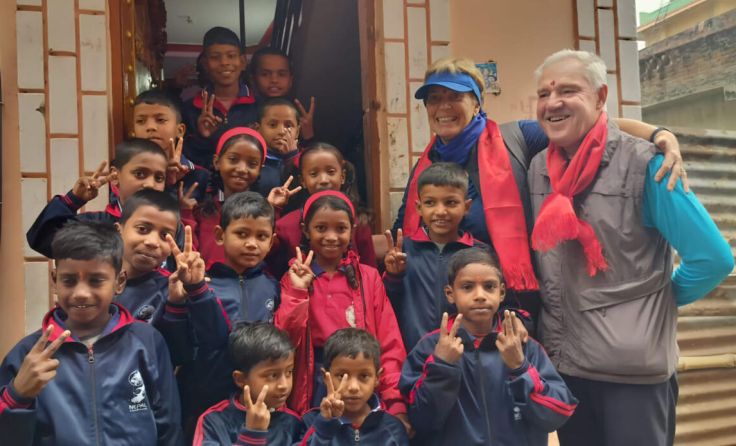 Brigitte und Heinz Söllinger mit Kindern in Nepal (Foto: Brigitte Söllinger)