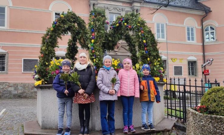 Der Osterbrunnen vor dem Schloss (Foto: Goldhaubengruppe Peuerbach-Steegen)