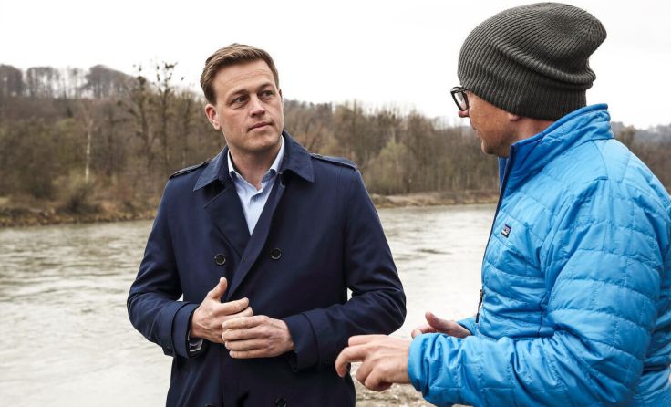 Landesrat Kaineder (l.) ist besorgt über die Erwärmung der Flüsse. (Foto: Land OÖ)
