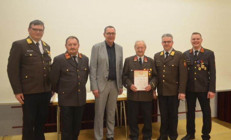 Josef Erwin Grabmer (4. v. l.) bei der Verleihung (Foto: FF Schlüßlberg)