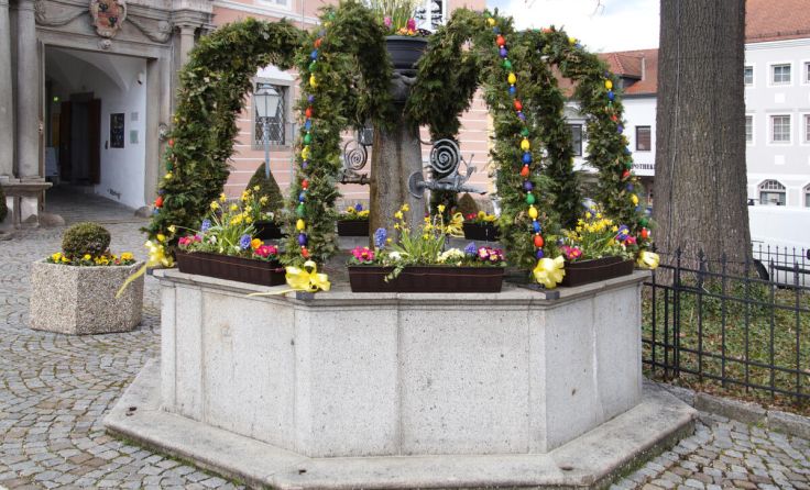 Der Osterbrunnen am Rathausplatz (Foto: Stadtgemeinde Peuerbach)