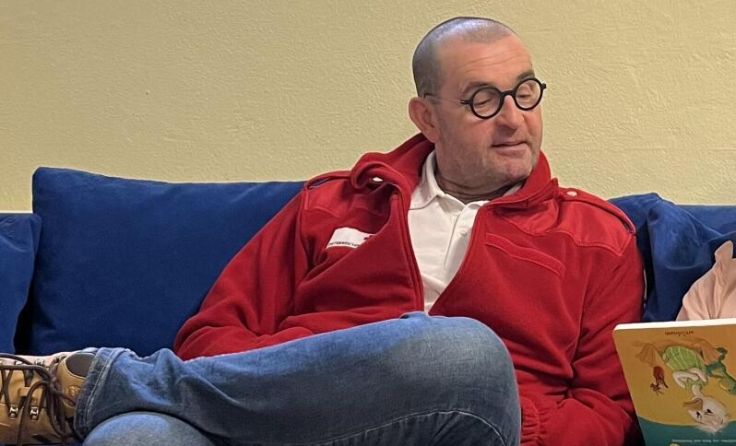 Thomas Schlager-Weidinger begleitet beim Lesen. (Foto: ÖRK Grieskirchen)