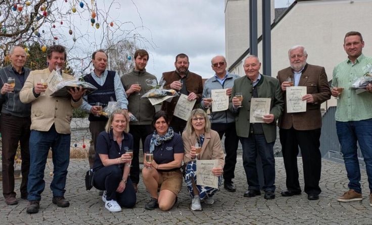Die Gewinner bekamen eine Urkunde und ein Geschenk. (Foto: Ortsbauernschaft)