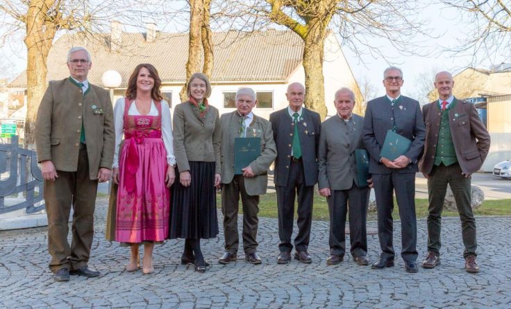 Bezirkjägermeister Adolg Haberfellner (l.) mit Ehrengästen und Geehrten. (Foto: Bezirksjäger)