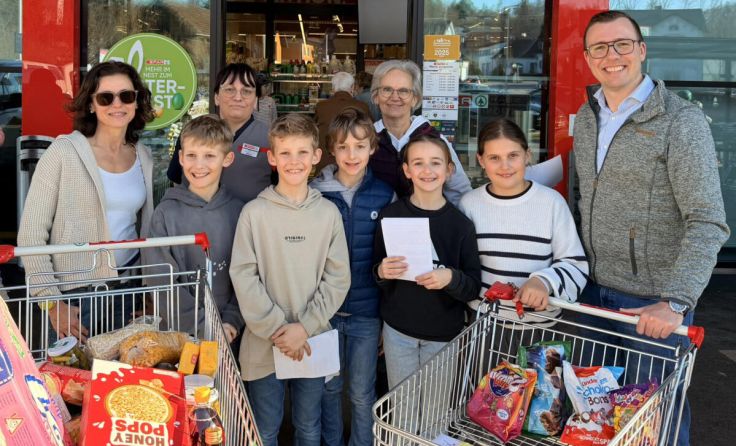 Die Volksschüler unterstützten die Aktion tatkräftig. (Foto: Marktgemeinde Wallern)