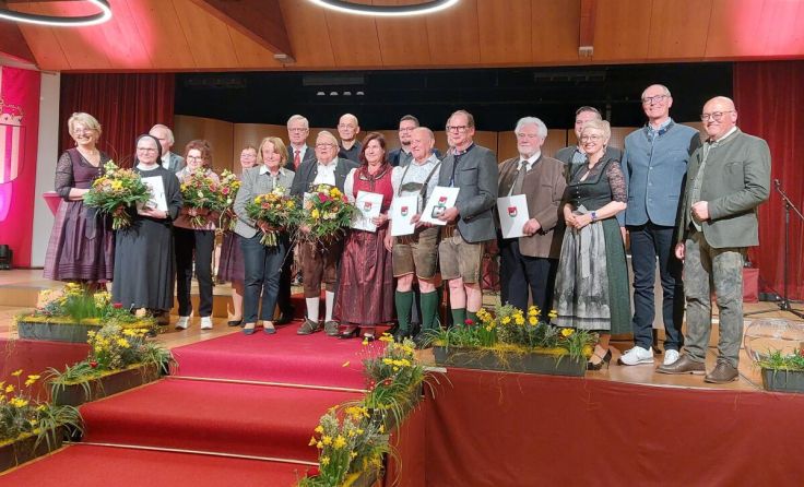 Die Geehrten mit Ehrengästen beim Empfang⋌Foto: Tips (Foto: Tips)