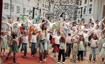 Farbiger Tanz im Pfarrheim in Peuerbach