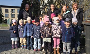 Kindergartenkinder von Wallern schmücken Osterstrauch