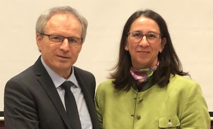 Wolfgang Klinger gratuliert Elfriede Aigner (Foto: FPÖ Gaspoltshofen)