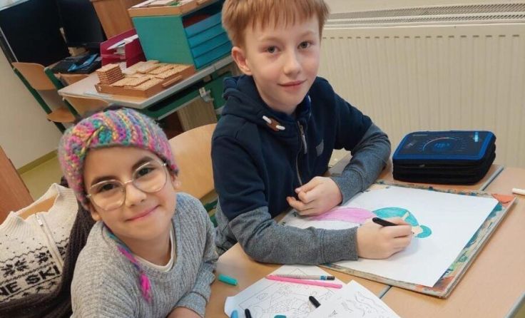 Volksschüler malen Plakat-Entwürfe für das Konzert. (Foto: Doris Kapsammer)