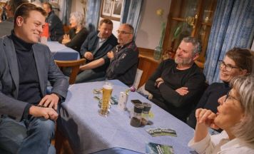 Heimatgespräche mit Grünen Landesrat im Gasthaus Roitinger in Weibern