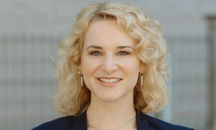 Ministerin Eva-Maria Holzleitner hält die Festrede. (Foto: Antje Wolm)