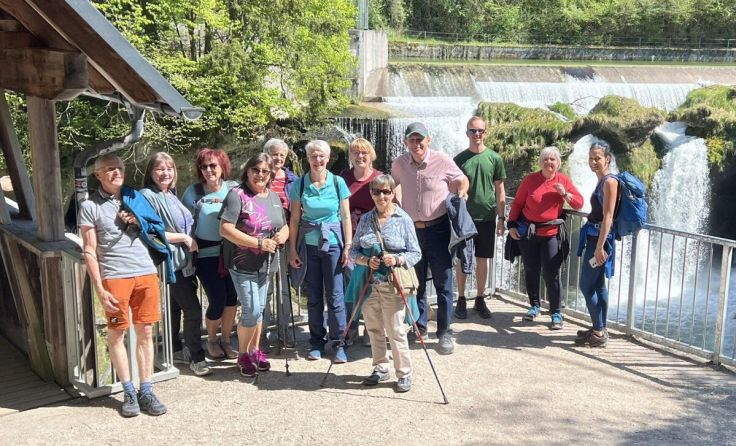 Die Wanderer aus St. Georgen beim Traunfall (Foto: Gemeinde St. Georgen)