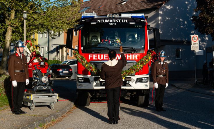 Pfarrer Richard Ozoude bei der Segnung des Fahrzeuges (Foto: FF Neumarkt)