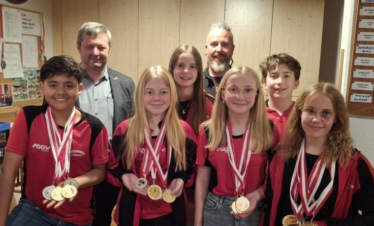 Die Vereinsjugend präsentiert stolz ihre Medaillen (Foto: SV Aistersheim)