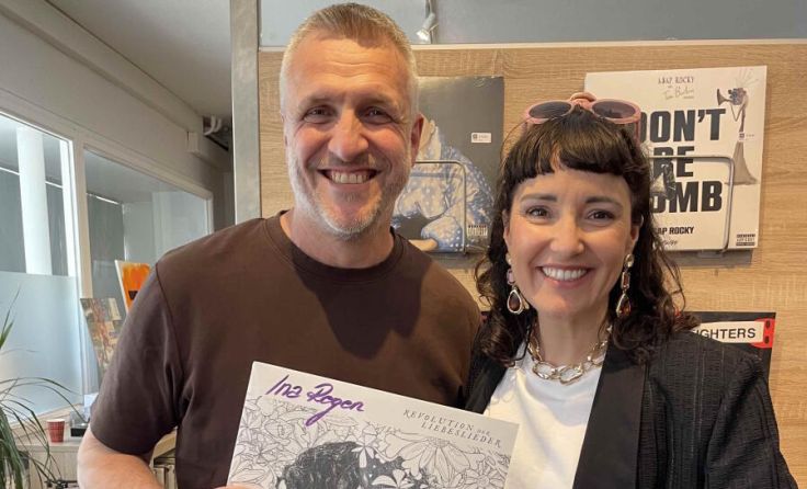 Ina Regen mit Arnold Zuschrott und ihrer neuen LP (Foto: Privat)