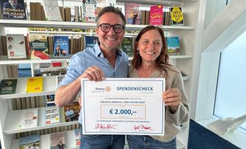 Rotary Club spendet Grieskirchner Bibliothek 2.000 Euro