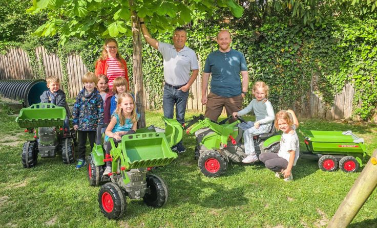 Neue Trettraktoren für den Kindergarten (Foto: Marktgemeinde Wallern)