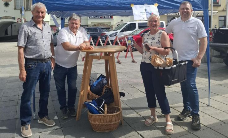 Verteileraktion der Freien Bauern beim Bauernmarkt in Grieskirchen (Foto: FPÖ Ef/Gr)