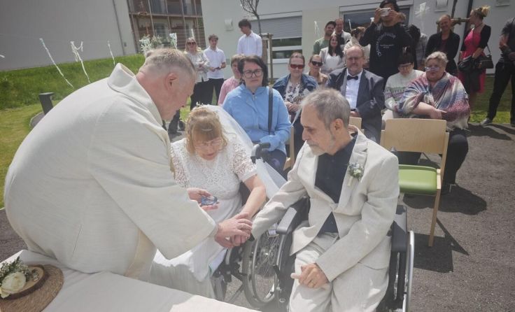 Pastoralassistent Johannes Weilhartner segnete das Paar. (Foto: Caritas)