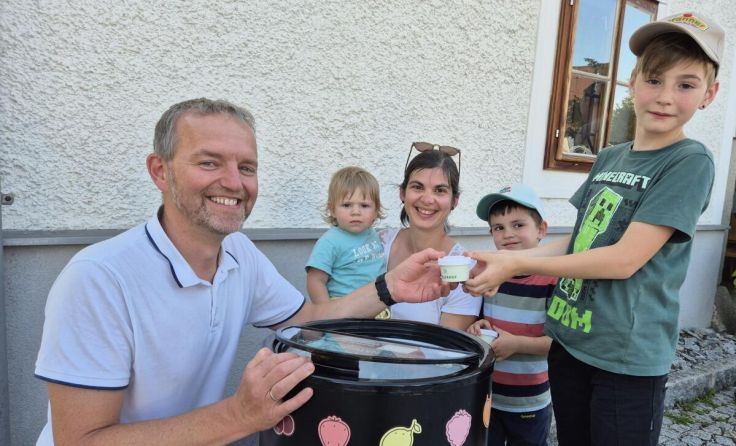 Für die Jüngsten gab es gratis ein Eis. (Foto: Heinz Stöger)