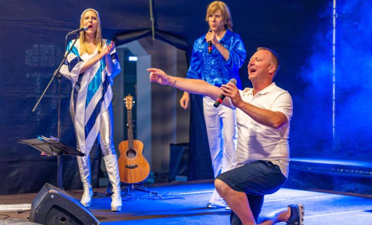 Roland Schauer auf der Bühne mit ABBAriginal (Foto: Richard Mayr)