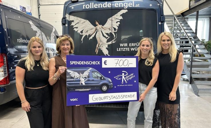Veronika Samhaberm it ihren enkelinen bei der Übergabe (Foto: rollendeengel)