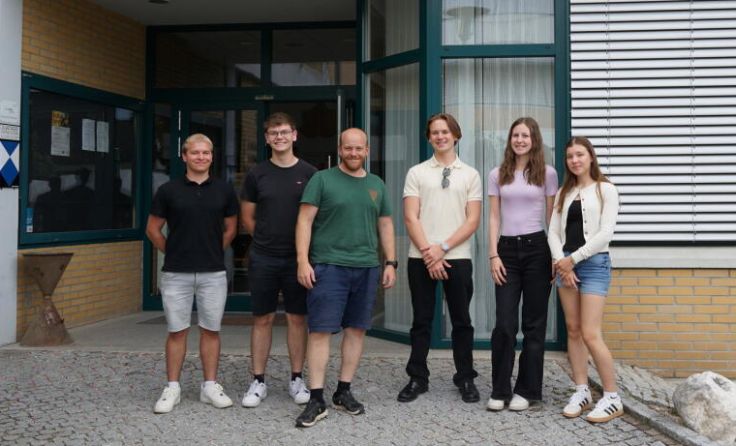 Bürgermeister Dominik Richtsteiger begrüßt die Schüler. (Foto: Marktgemeinde Wallern)