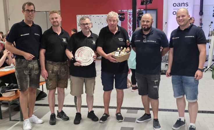 Mitglieder der FF Unterstressleinsbach mit der Erinnerungstafel (Foto: FF Untertressleinsbach)