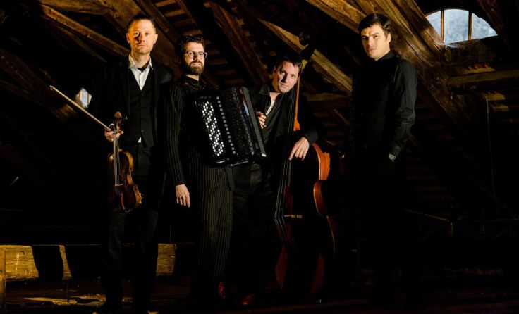 "folksmilch" spielt mit Milos Milojevic im Atrium auf. (Foto: Wolfgang Spekner)