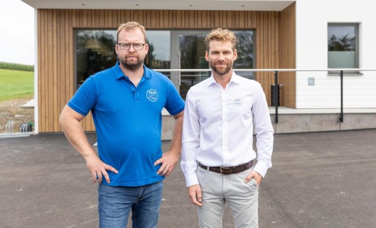 Christoph (l.) und Markus Rott vor ihrem Hofladen mit Restaurant. (Foto: S. Scheuringer)