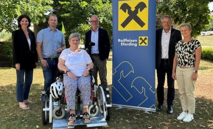 Übergabe des neuen Spezialfahrrades (Foto: RB Region Eferding)