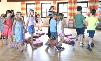 Volkslieder und Tänze für Kinder in Gaspoltshofen