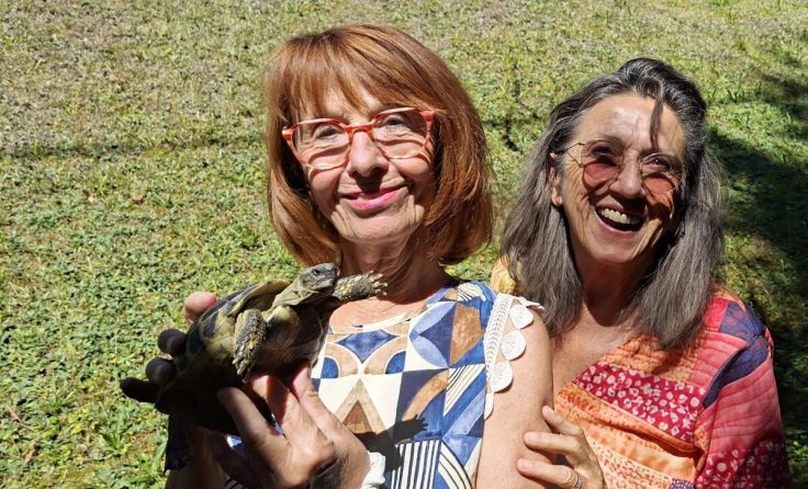 Schildkröte Eusebia mit Angelika Fellinger (l.) und Finderin Elisabeth Gessl (r.) (Foto: Gessl)