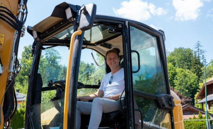 Bei einem Entsiegelungsprojekt stieg Landesrat kürzlich selbst in den Bagger. (Foto: Land OÖ)
