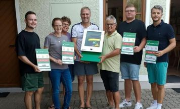 Pramer Vereine installieren Defibrillator am Sportplatz