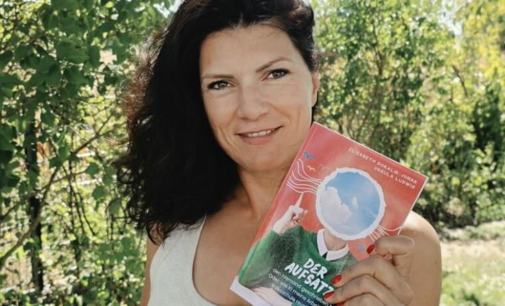 Ursula Ludwig mit ihrem neuen Buch (Foto: Michael Ludwig)