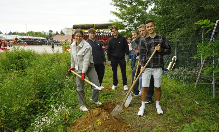 Lehrlinge bei der Pflanzaktion (Foto: Pöttinger)