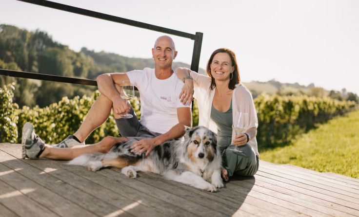 Ute und Armin Kienesberger mit ihrem Australian Shepherd „Curtis“ (Foto: Dominic Fritz)