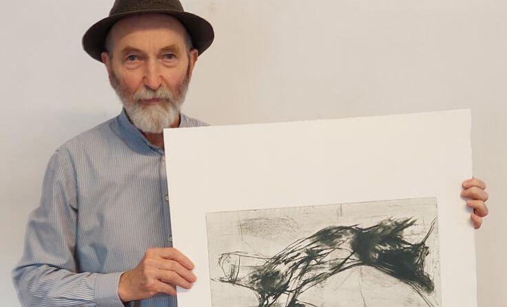 Ludwig Ortner, Leiter des Scheinhauses, mit einem Ausstellungsexponat (Foto: Scheinhaus)