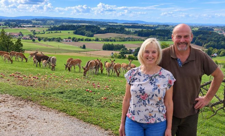 Bernadette und Markus Watzenböck vor ihrem Sika-Gehege (Foto: Tips)