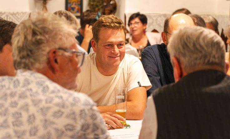 Landesrat Stefan Kaineder bei seiner Wirthausrunde (Foto: Grüne OÖ)