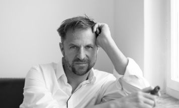 Philipp Hochmair liest im Atrium in Bad Schallerbach