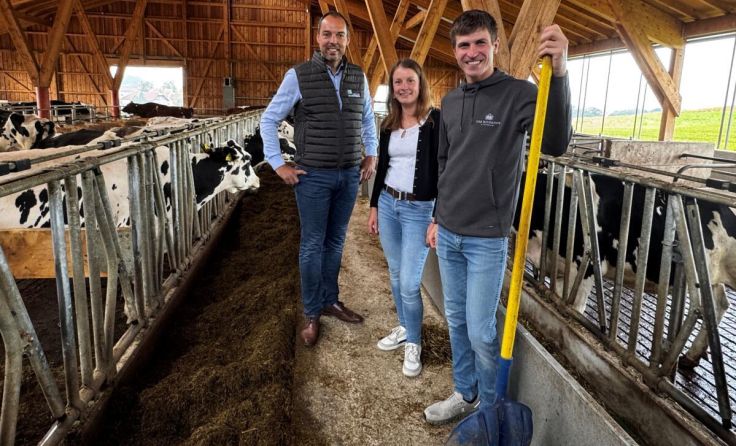 Im Stall (v. l.): Klaus Lindinger mit Christina und Josef Arminger (Foto: Lindinger)