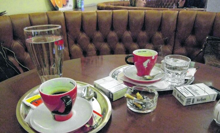 Eine Zigarette genüsslich im Lokal gepaart mit Kaffeegenuss wird nicht mehr lange funktionieren...