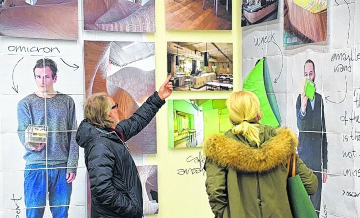 Genaueste Begutachtung der ausgestellten Werke