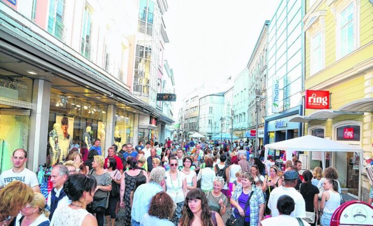 Am Freitag, 8. Mai, wird wieder bis 22 Uhr geshoppt in der Welser Innenstadt. Foto. www.cityfoto.at