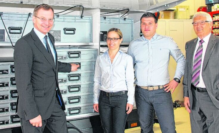 Mario Heine führt LAbg. Thomas Stelzer und die VP-Delegation durch die Firma.